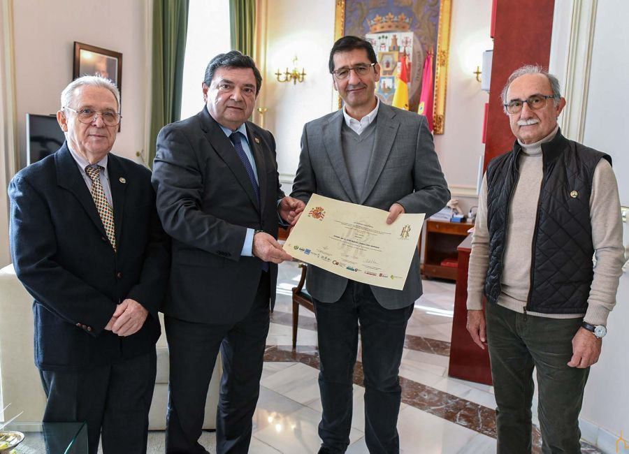 ENTREGA DEL PREMIO RAFAEL RUIZ CALATRAVA AL PRESIDENTE DE LA DIPUTACIÓN DE CIUDAD REAL