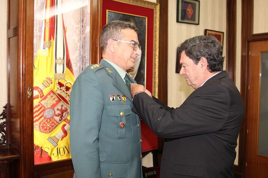 EL PRESIDENTE DEL CGRICT CONDECORA AL CORONEL DE LA GUARDIA CIVIL, DIRECTOR DEL COLEGIO DE VALDEMORO