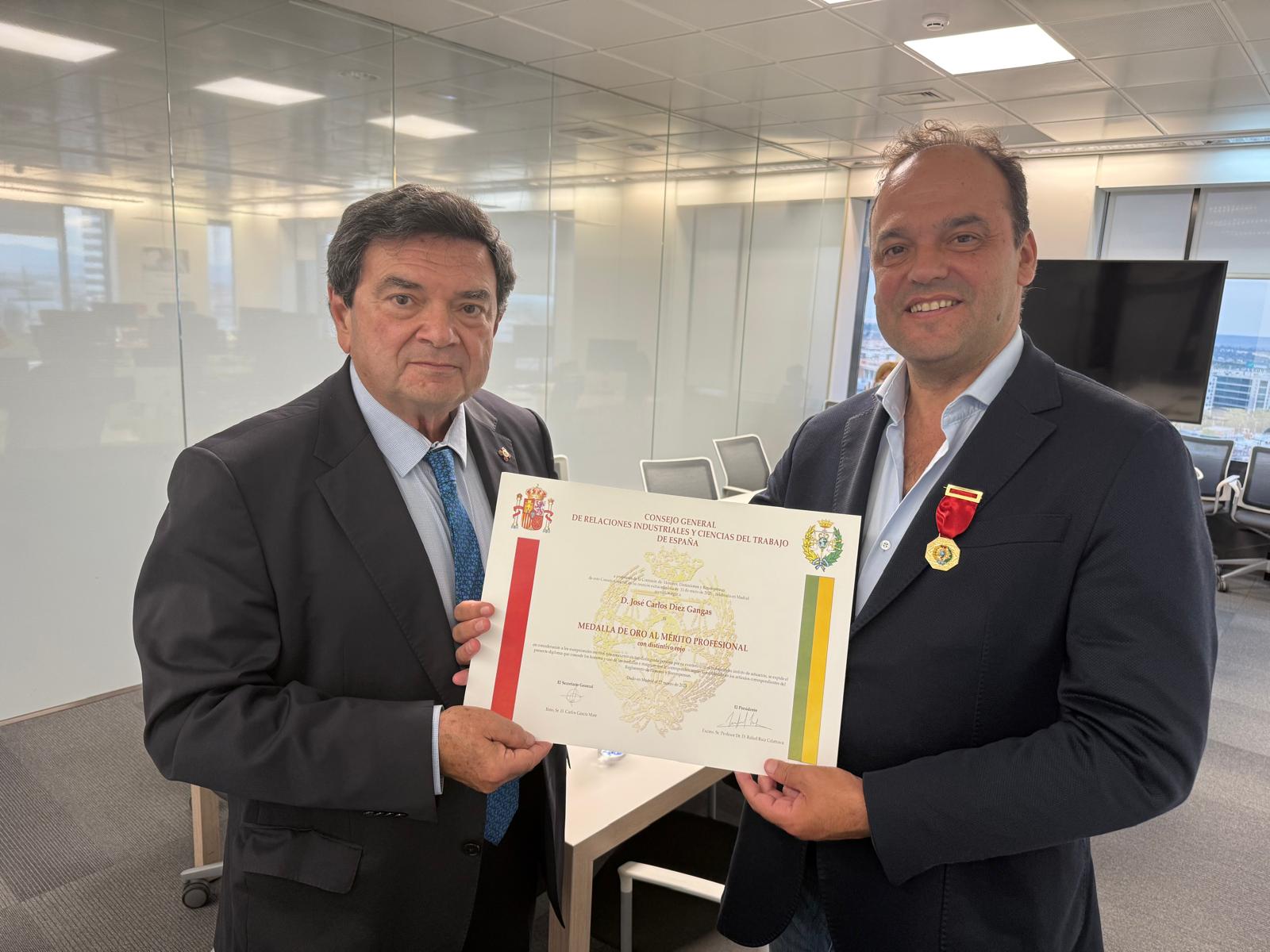 EL CGRICT DE ESPAÑA CONDECORA AL ECONOMISTA JOSE CARLOS DÍEZ CON LA MEDALLA DE ORO AL MÉRITO PROFESIONAL CON DISTINTIVO ROJO