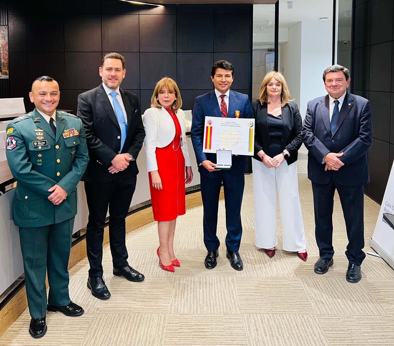 EL CONSEJO GENERAL DE RELACIONES INDUSTRIALES Y CIENCIAS DEL TRABAJO DE ESPAÑA CONDECORA AL CÓNSUL GENERAL DE PERÚ EN COLOMBIA EN LA SEDE DEL CEF – UDIMA DE BOGOTÁ