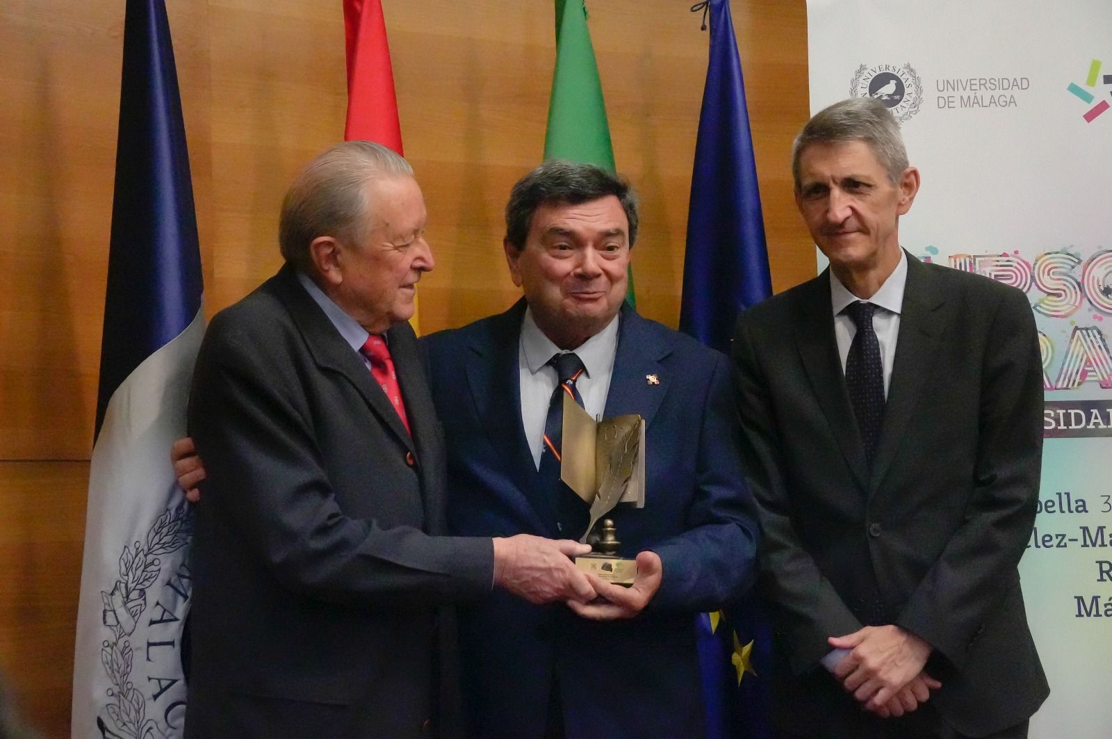 NUESTRO COMPAÑERO EL DOCTOR Y ACADÉMICO D. RAFAEL RUIZ CALATRAVA RECIBE EL VI PREMIO DE PERIODISMO JOSÉ ORTEGA MUNILLA.